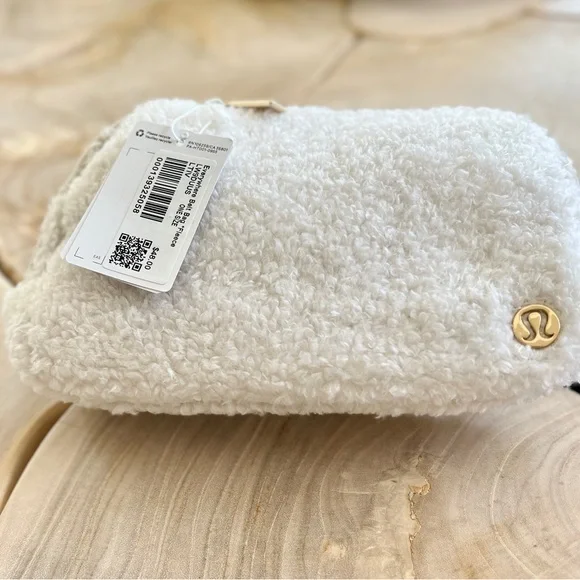 best lululemon everywhere belt bag dupe 26 Best Lululemon Everywhere Belt Bag Dupes 2024